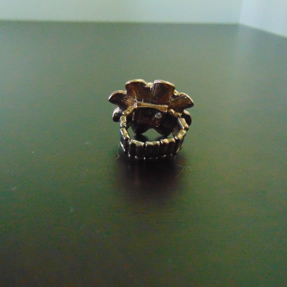 Costume jewelry-flower ring - Picture 6 of 10
